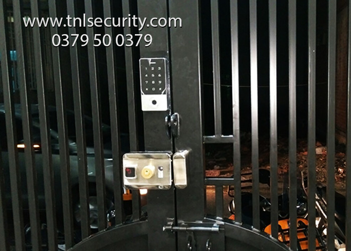 Lap-dat-khoa-cong-van-tay-cho-cua-sat-tai-duong-truong-luu-quan-9